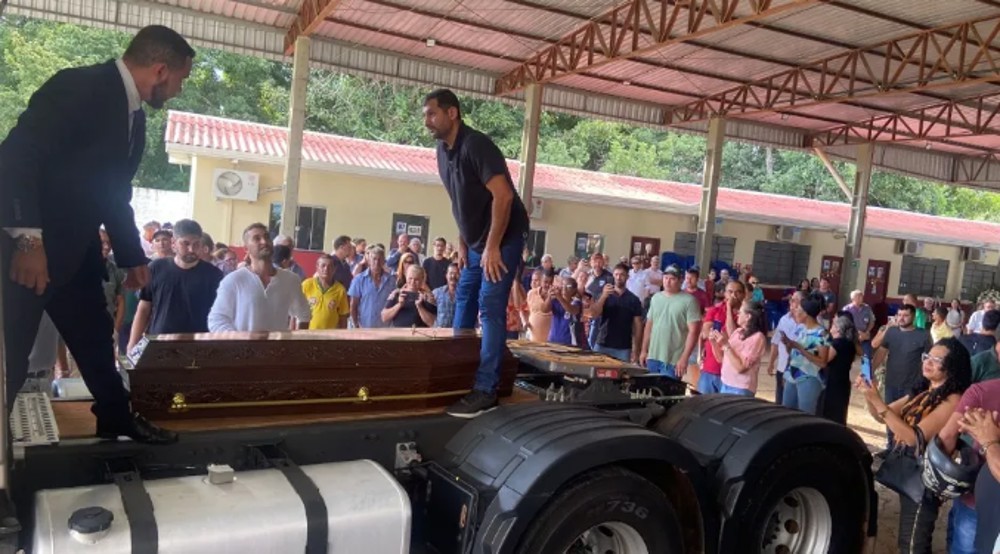 Corpo de caminhoneiro envolvido em acidente com ambulância na BR-364 é sepultado em Ji-Paraná