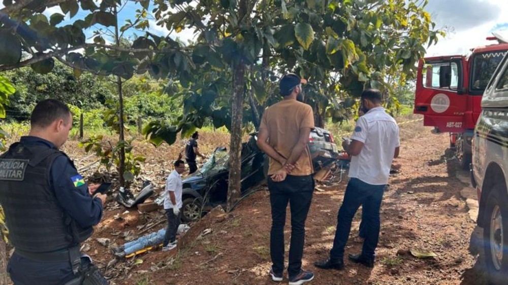 Motorista morre após sair da estrada na RO-463 e colidir em árvores