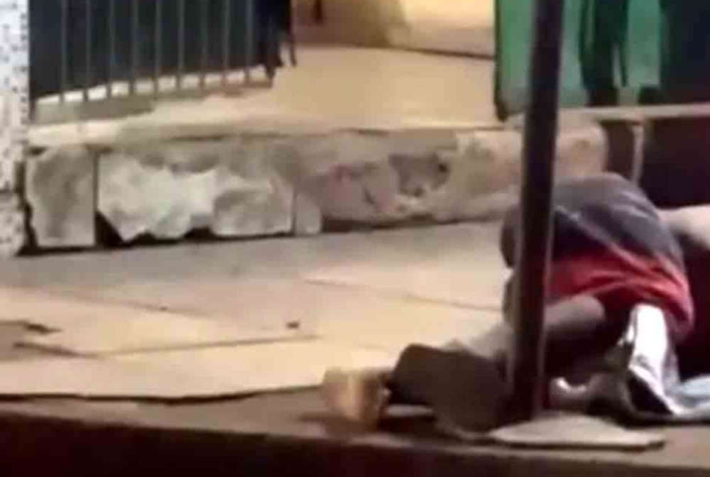Ex-presidiário é atacado a tiros por dupla de moto no centro