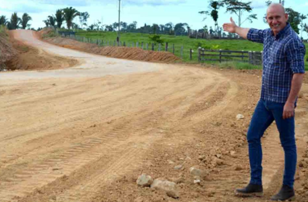 Deputado Ezequiel Neiva vistoria obra de recuperação da Linha 29-B, em Nova Mamoré