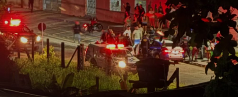Mulher em surto é detida após subir em viatura da Polícia Militar e destruir o para-brisa