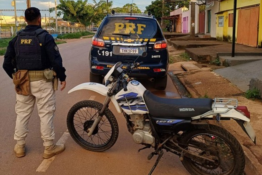 Polícia Rodoviária Federal recupera veículo com restrição de roubo e furto