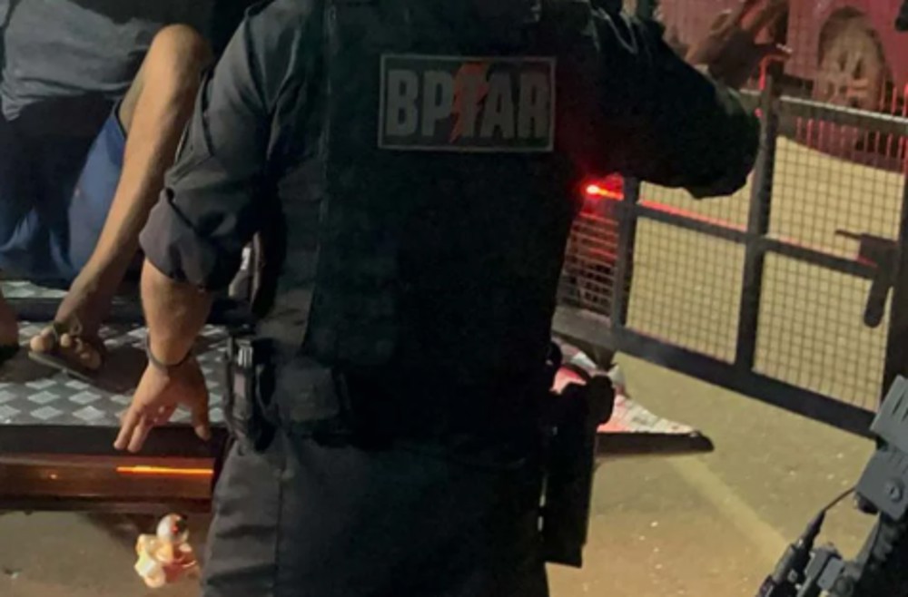 Apenado monitorado é preso com duas armas em frente de residência