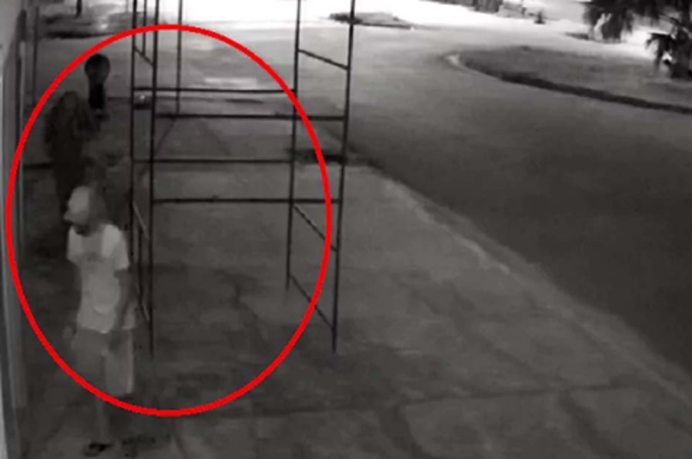 Dupla tenta arrombar porta de vidro em fábrica de confecção na madrugada