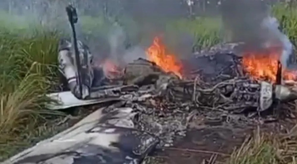 Avião de pequeno porte cai após ser abatido em suposto confronto aéreo