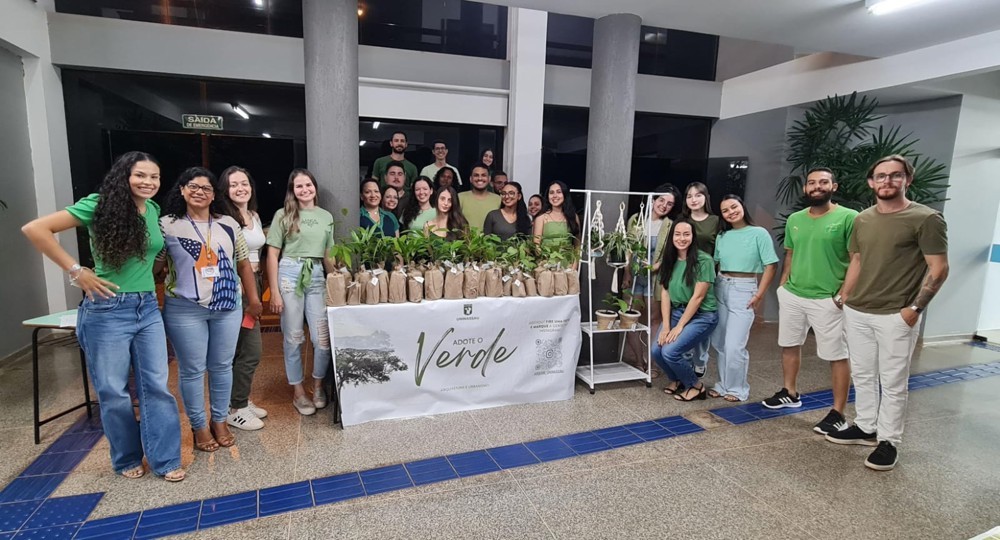 UNINASSAU Cacoal doa mudas de árvores para alunos