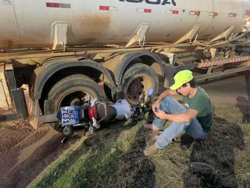Caminhão pipa adentra BR-364 e por pouco não esmaga motociclista, que fica com veículo sob as rodas