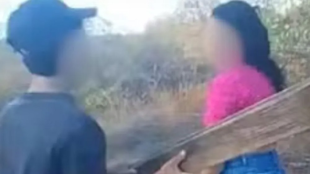 Adolescente agride namorada com tábua: "Aprender a não mentir"