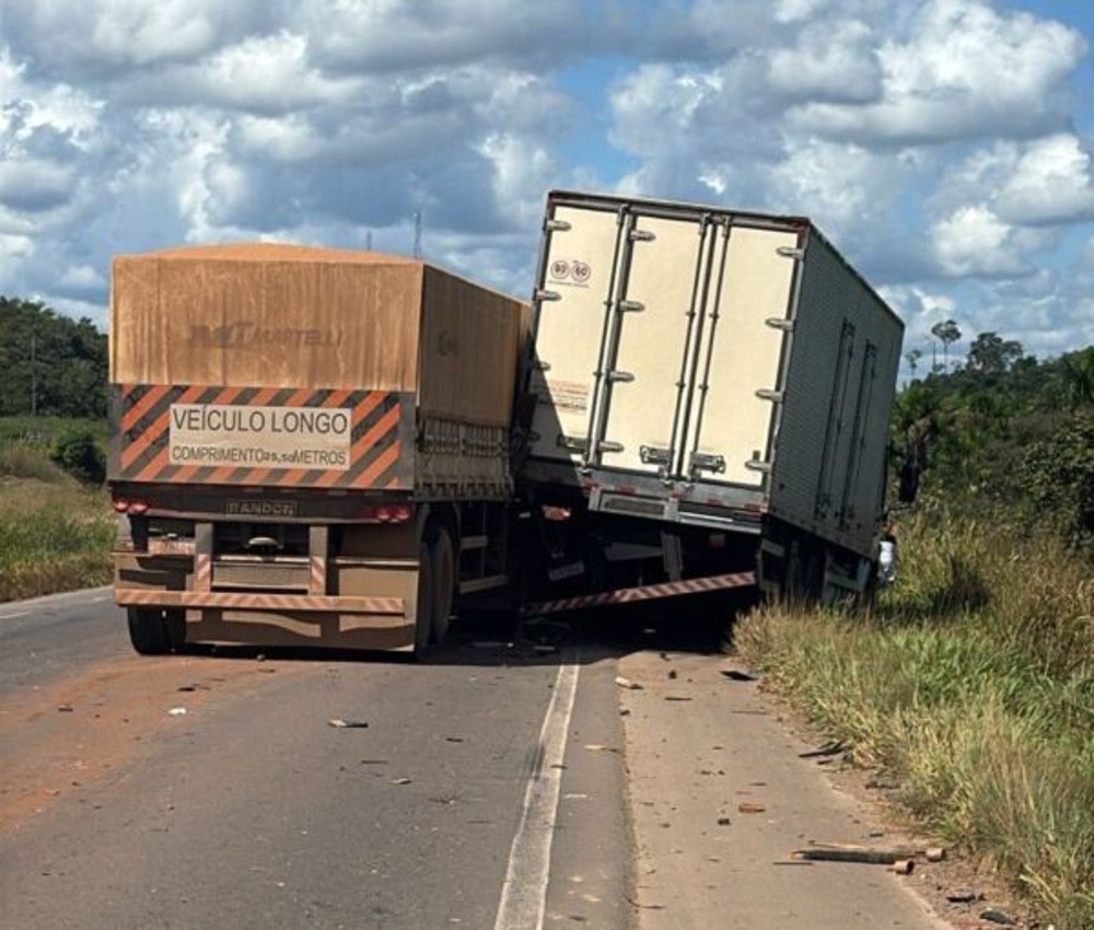 Acidente entre três caminhões deixa um morto na BR-364