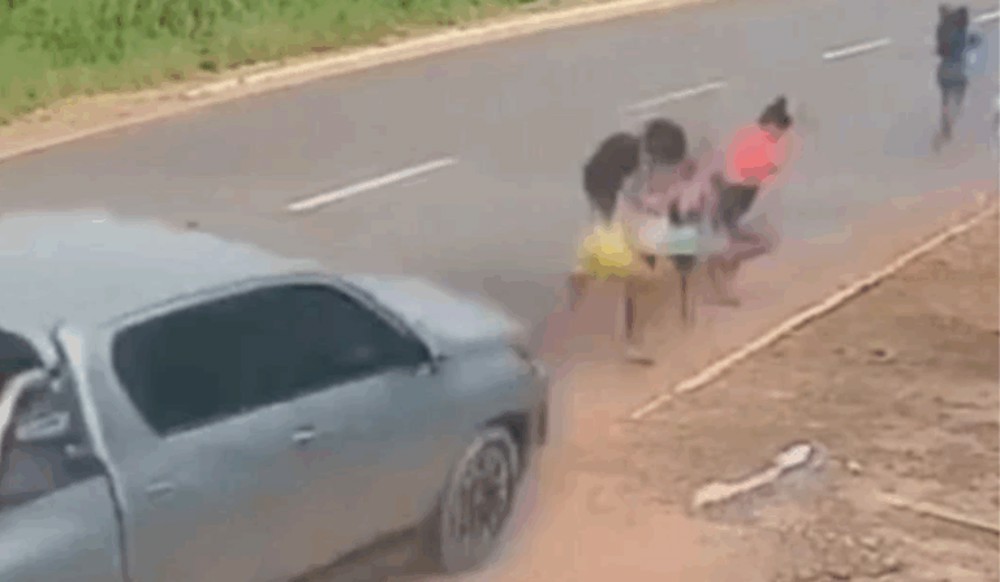Vídeo: caminhonete desgovernada mata jovem e deixa feridos em avenida