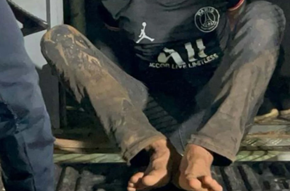 Foragido é preso em forro de condomínio após roubo a motoboy