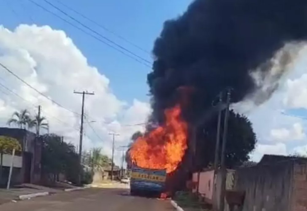 Ônibus escolar pega fogo e causa pânico em frente a colégio em Machadinho D’Oeste