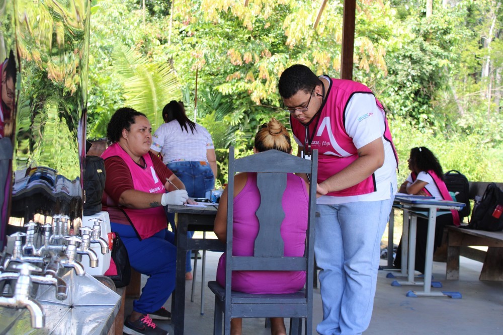 Acadêmicos e docentes da saúde oferecem atendimento a indígenas Karitiana na comunidade Beijarana