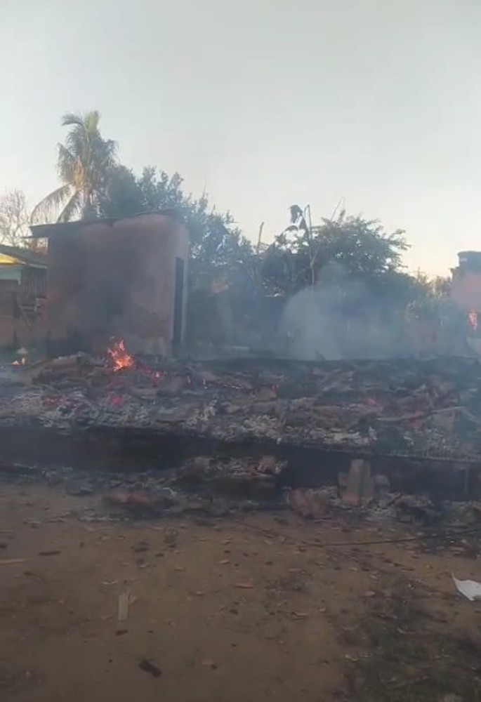 Família com 6 crianças que teve a casa queimada em Jorge Teixeira, pede ajuda