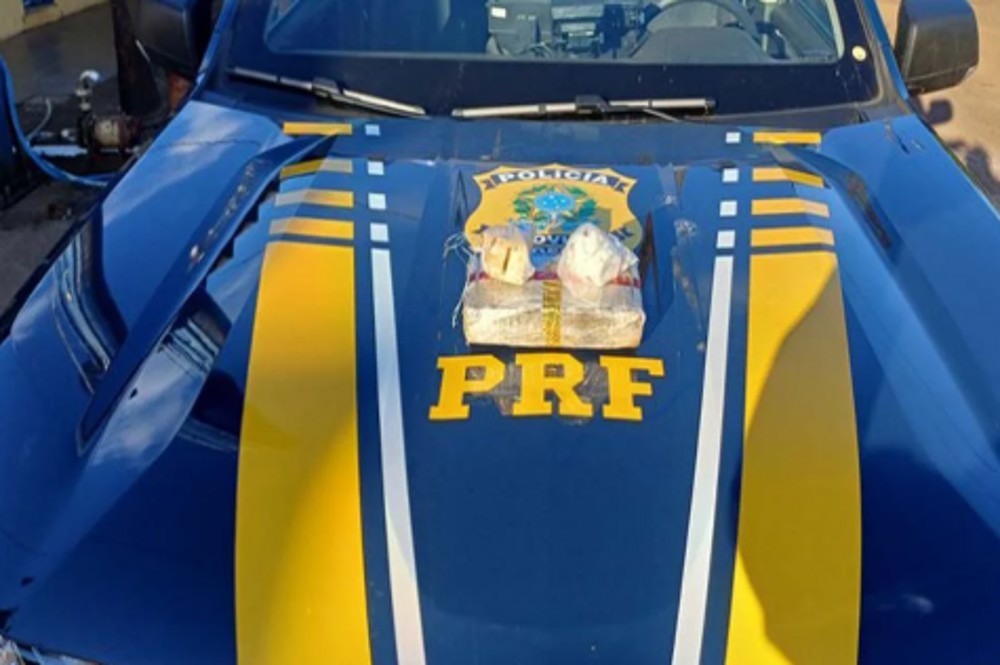 PRF apreende drogas em táxi e prende jovem durante abordagem na BR-364