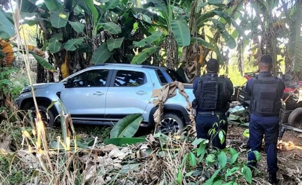 Veículo roubado é recuperado com todos os pertences na zona rural
