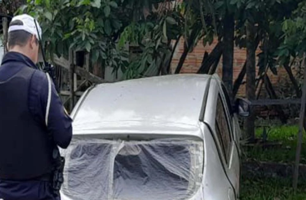 Ocupantes de carro fogem após acidente com capotamento