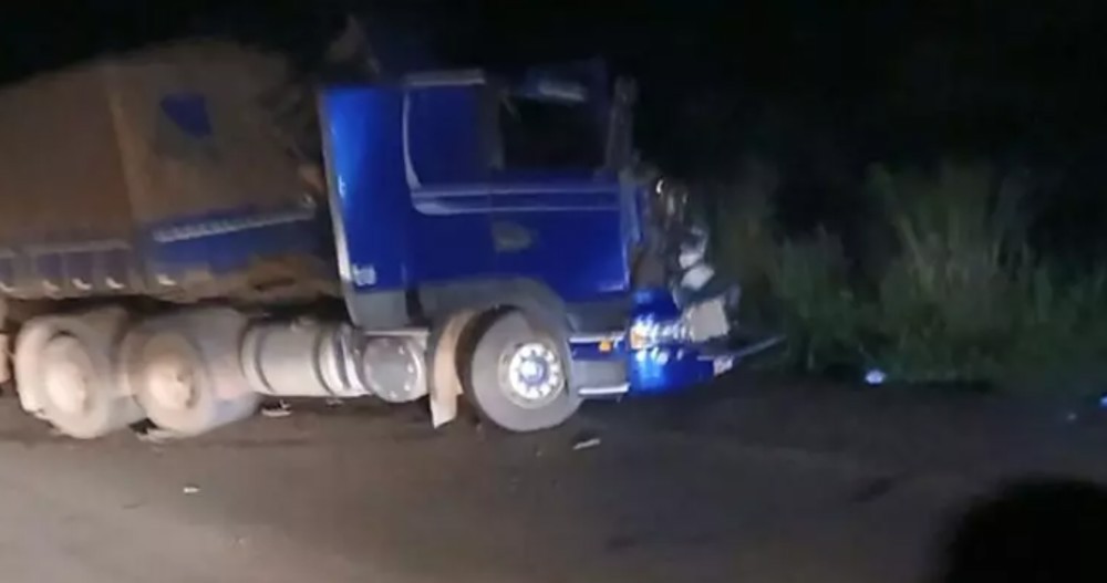 Acidente entre caminhões deixa uma pessoa presa às ferragens na BR-364