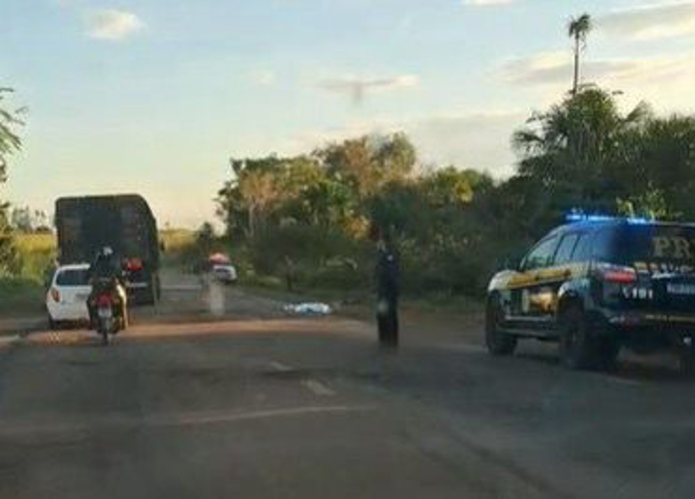 Tombamento de caminhão deixa um morto e dois feridos na BR-429 em Rondônia