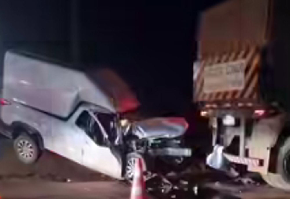 Grave acidente entre picape e carreta é registrado na BR-364