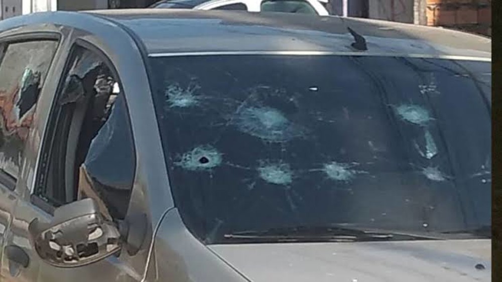 Homem invade motel e destrói carro da ex-mulher que curtia com o namorado