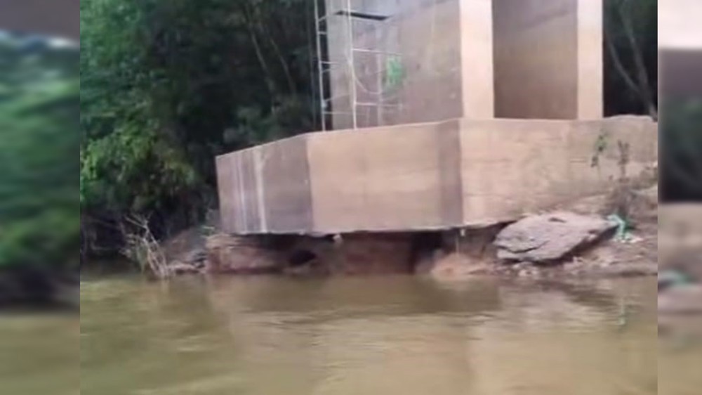  Moradora faz imagens de enorme erosão em pilar de sustentação da ponte do rio Candeias 