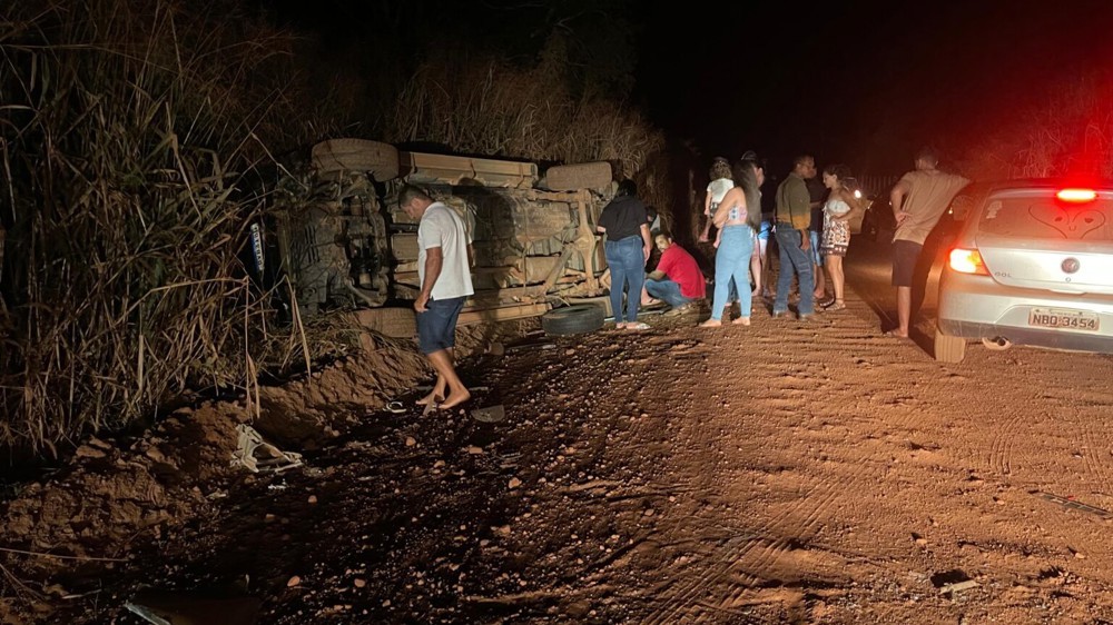 Condutor perde controle de carro e capota na linha 204, em Rolim de Moura
