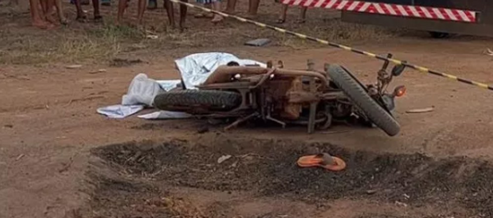 Mototaxista morre atropelado por carreta e passageiro é socorrido em Candeias