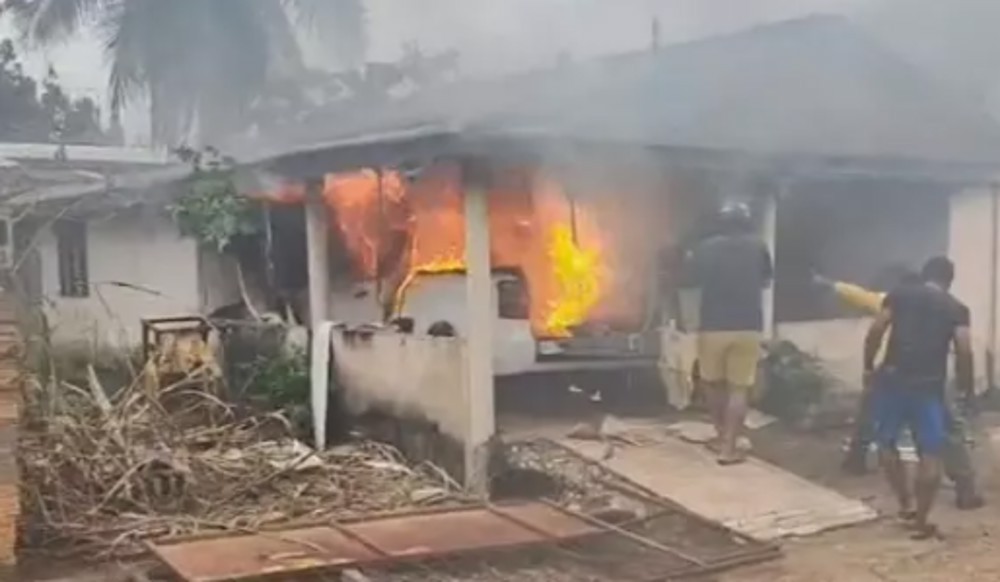 Carro fica destruído após pegar fogo na garagem de residência em Campo Novo de Rondônia