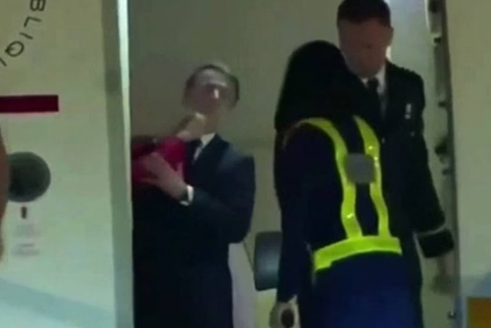 Briga de marido e mulher: Presidente da França leva mãozada na cara; vídeo