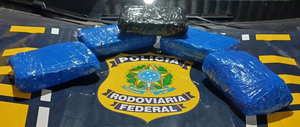 PRF apreende droga em ônibus de viagem interestadual
