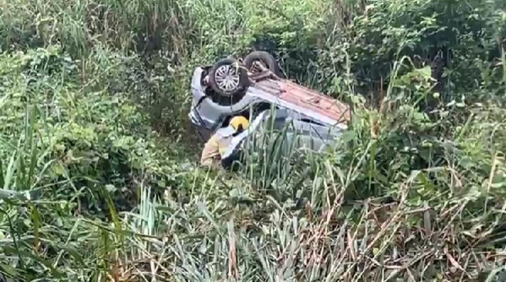 Grave acidente com capotamento é registrado na BR-364; Carro caiu em ribanceira