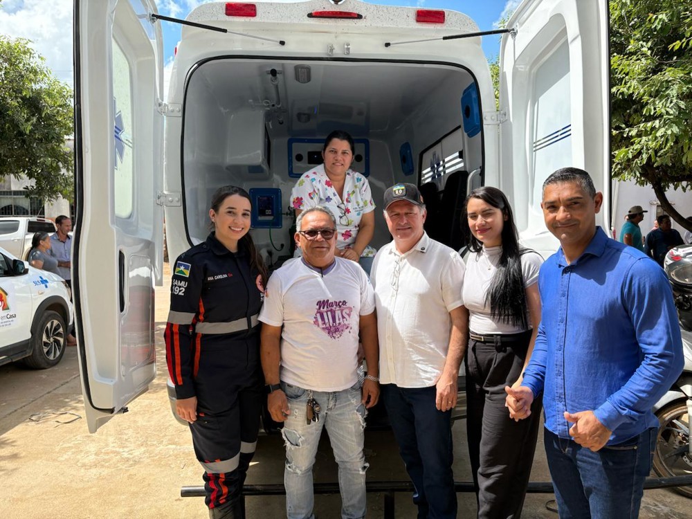 Pedro Fernandes prestigia entrega de nova ambulância para reforçar a saúde em Alto Paraíso