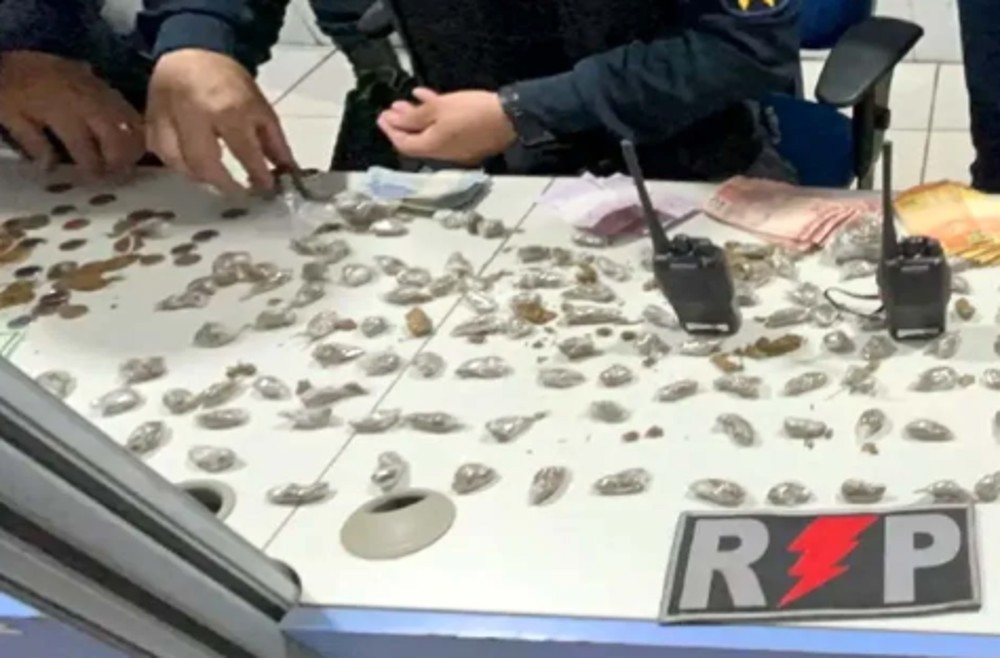 Adolescente é flagrado com mais de 2 kg de drogas em boca de fumo