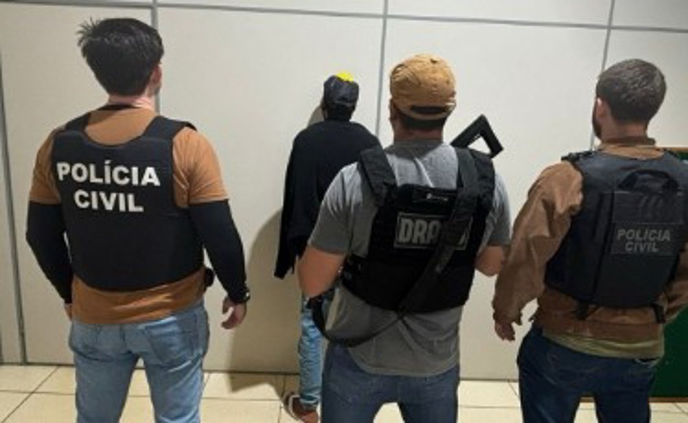 Dois foragidos são presos suspeitos de tráfico de drogas e envolvimento com organização criminosa