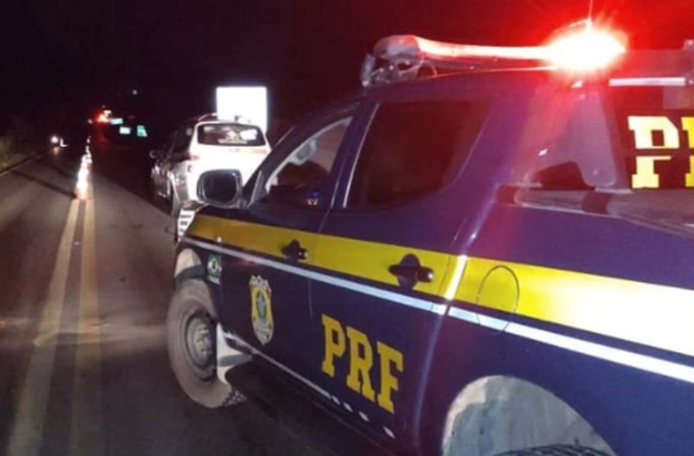 Colisão entre motocicletas e caminhão deixa um morto e outro ferido na BR-364