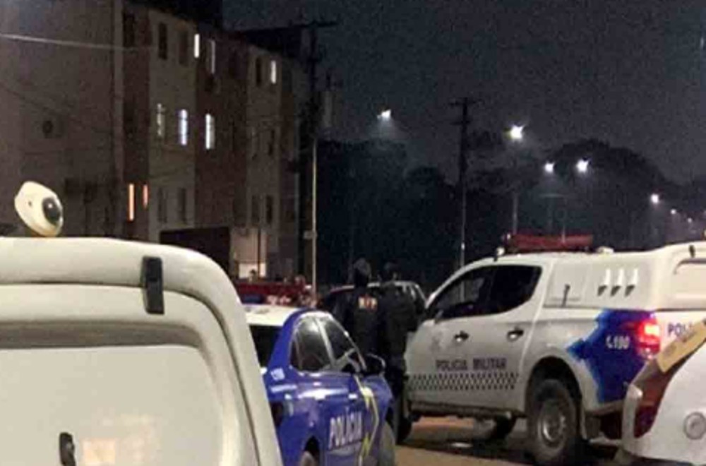 Homem é morto a tiros depois de ter apartamento invadido