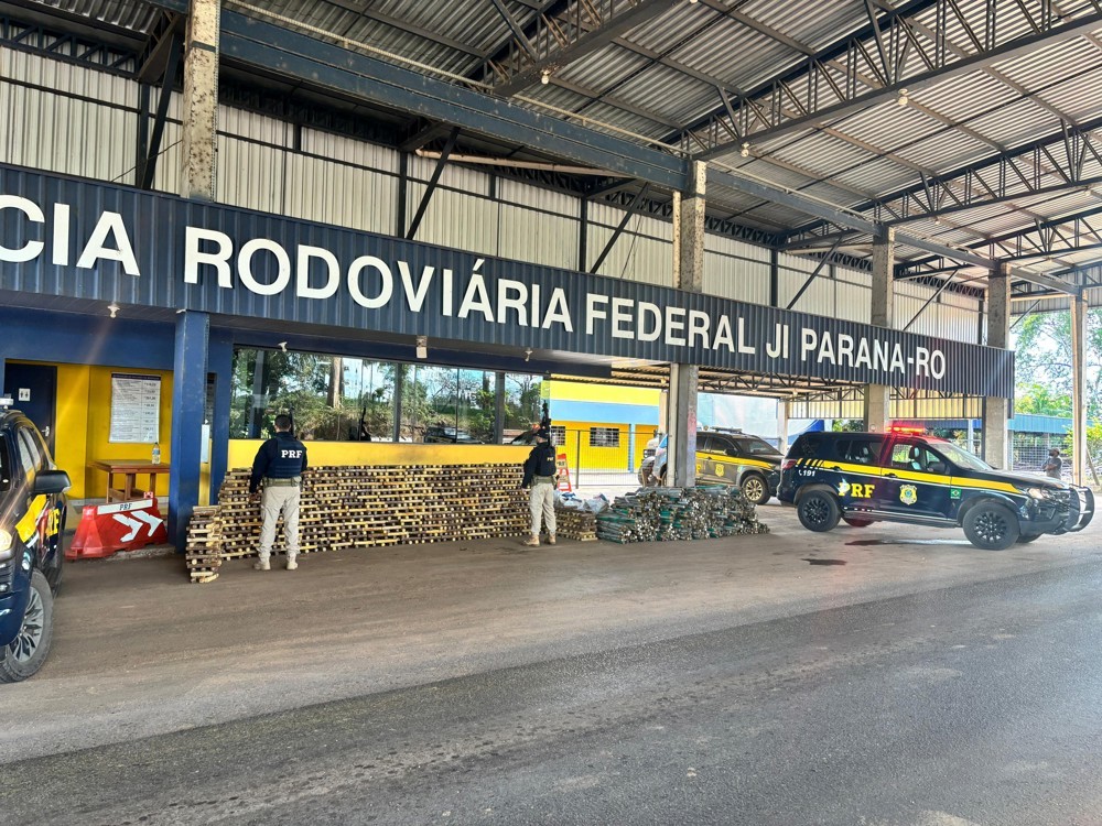 PRF prende bando com mais de duas toneladas de drogas em caminhão