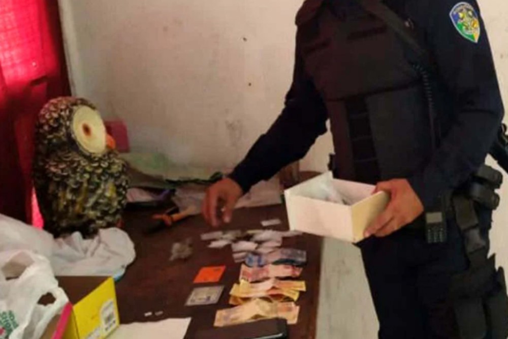 PM encontra traficante dormindo com mais de 50 porções de entorpecentes