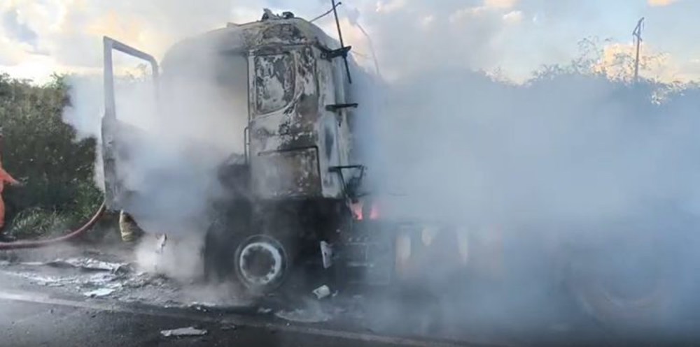 Cavalinho de carreta é consumido por incêndio na BR 364