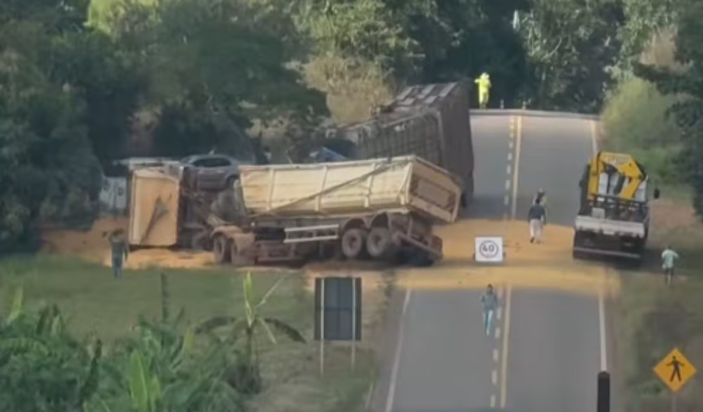 Homem morre preso às ferragens após acidente entre carreta e caminhão na BR-435 em RO