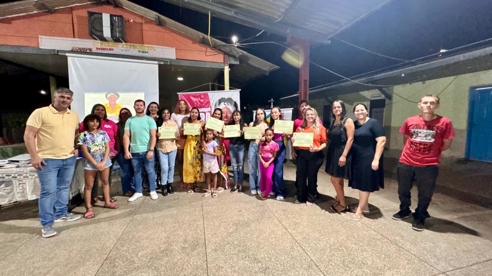 Casa da Comunidade entrega certificados da oficina de técnica de maquiagem em Ji-Paraná