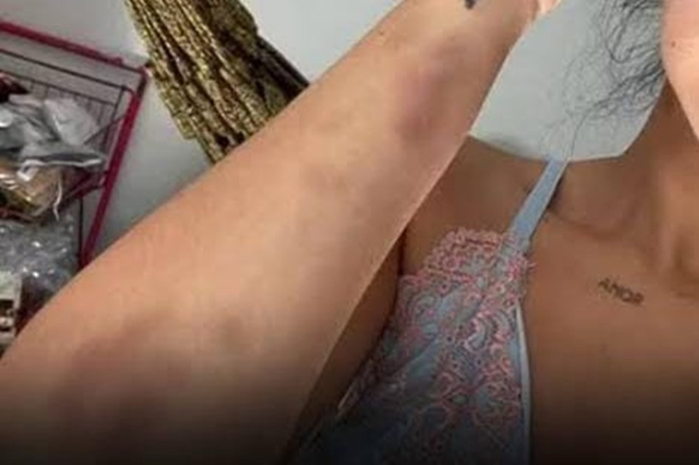Mulher chama namorado para festa e acaba espancada após encontrar o ex