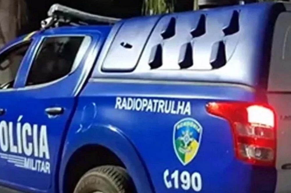Dupla é presa com arma e drogas após PM invadir residência