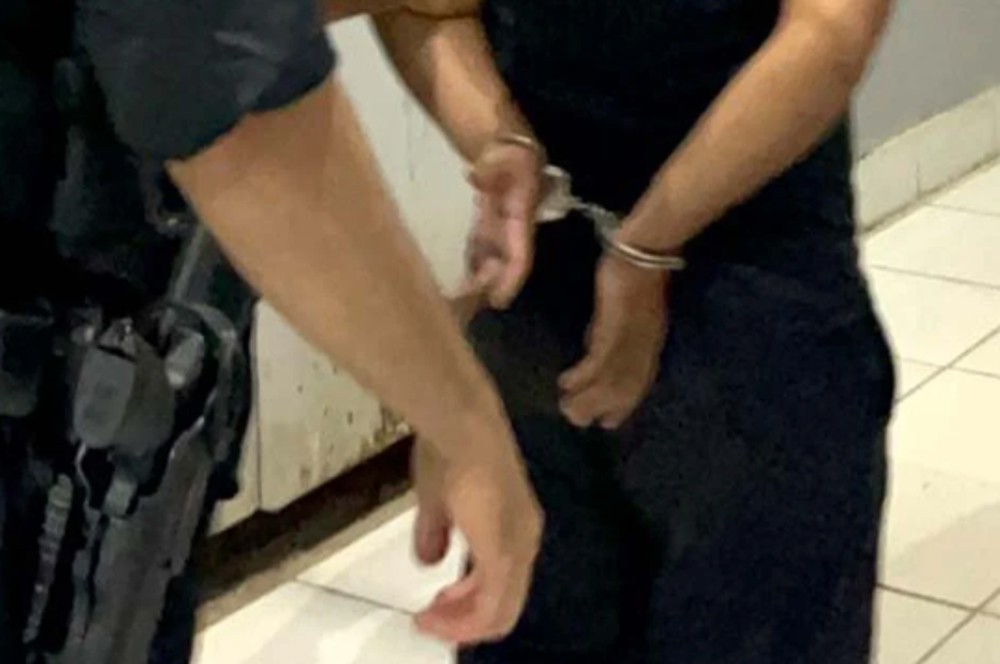 Homem é flagrado com drogas em vila de apartamentos