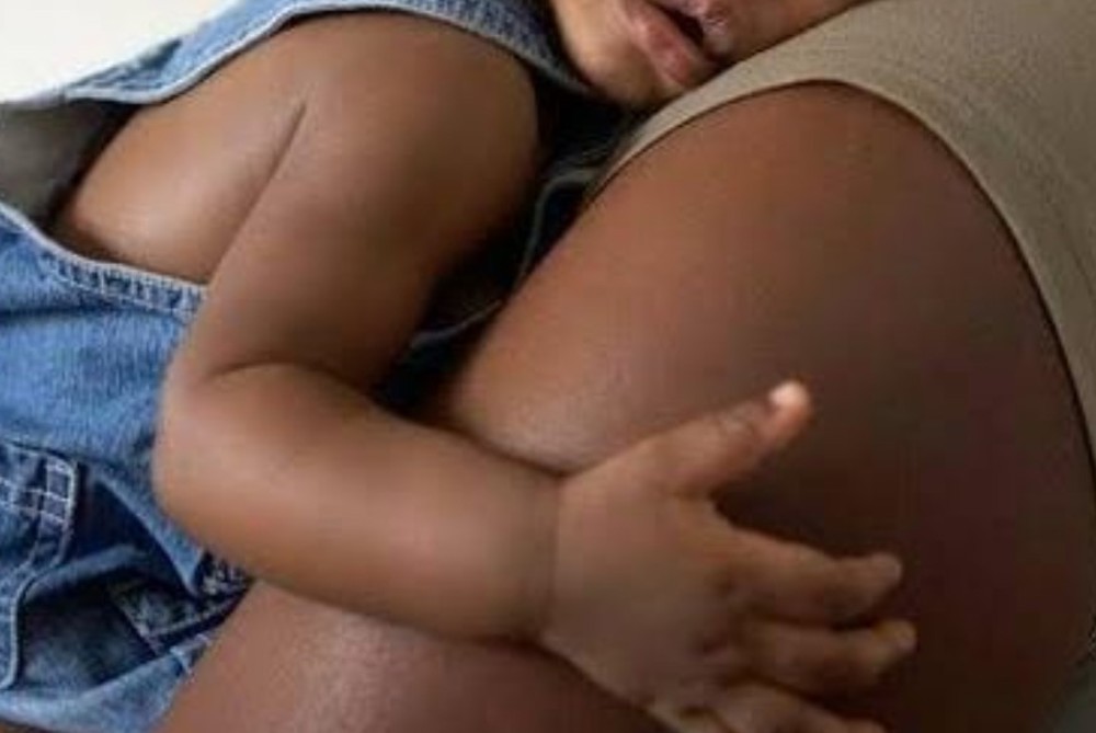 Marido é preso por espancar jovem com filho no colo; Criança levou soco