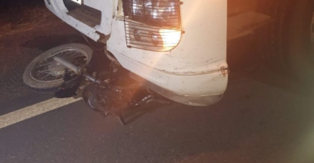 Motociclista de 24 anos fica em estado grave após colisão com caminhão na BR-364