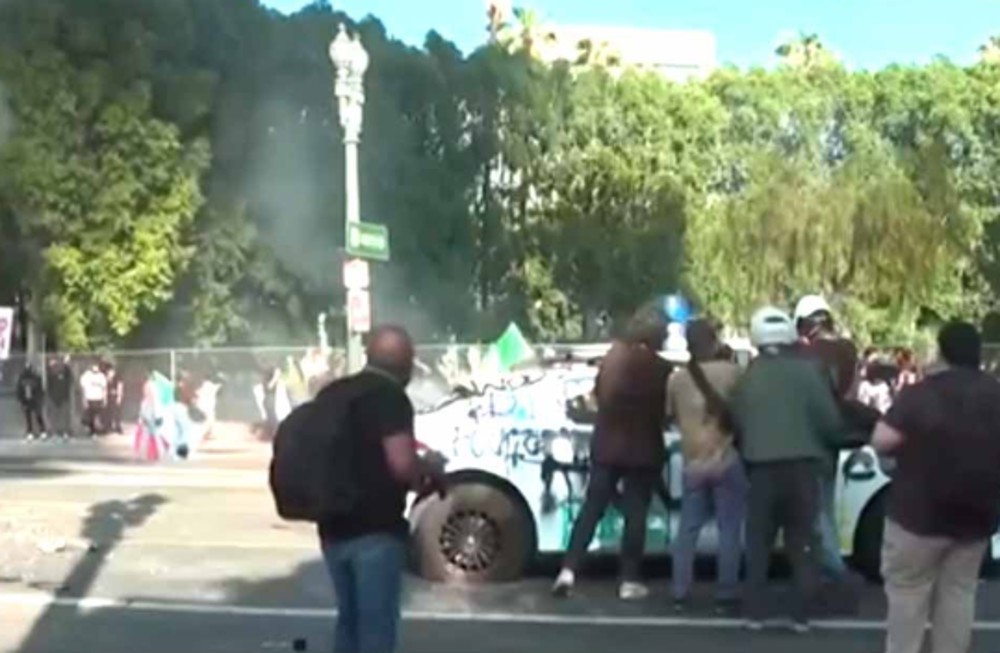 Violência em Los Angeles: carros são queimados após chegada da Guarda Nacional, enviada por Trump