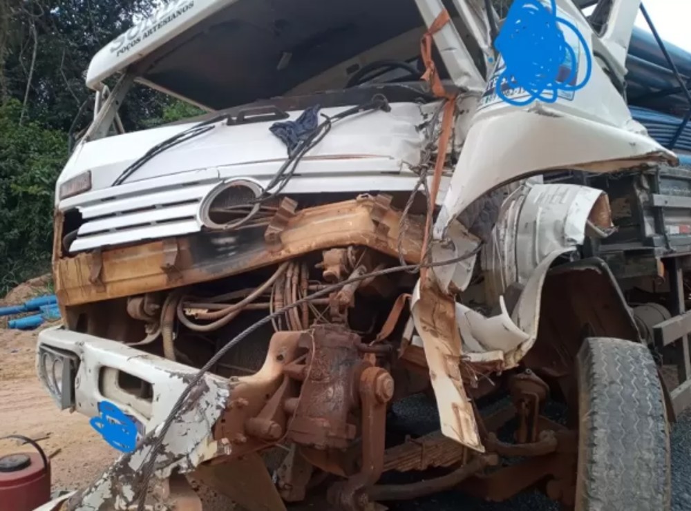 Motorista de caminhão fica ferido após perda de freio e colisão na linha 160