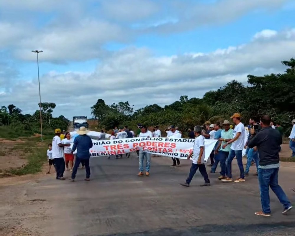 Produtores rurais liberam a BR-364 a noite e prometem retomar o bloqueio